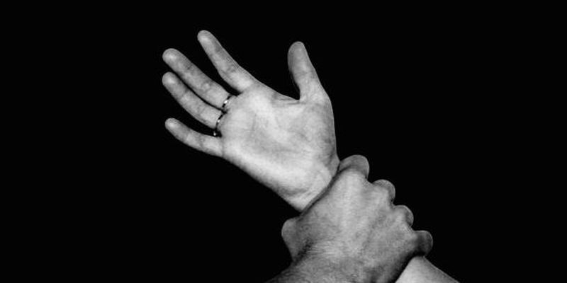 Gestul șocant făcut de un tânăr pe stradă: și-a bătut iubita pe stradă și l-a lovit cu capul în gură pe polițist