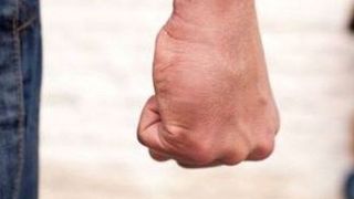 Gestul șocant făcut de un t&acirc;năr pe stradă: și-a bătut iubita pe stradă și l-a lovit cu capul &icirc;n gură pe polițist