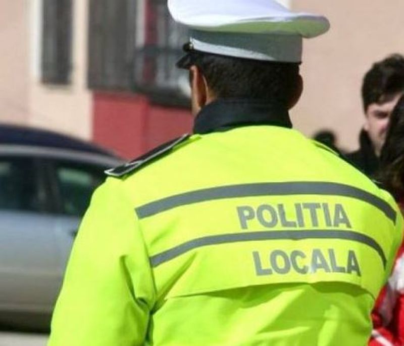 Gestul șocant făcut de un tânăr pe stradă: și-a bătut iubita pe stradă și l-a lovit cu capul în gură pe polițist