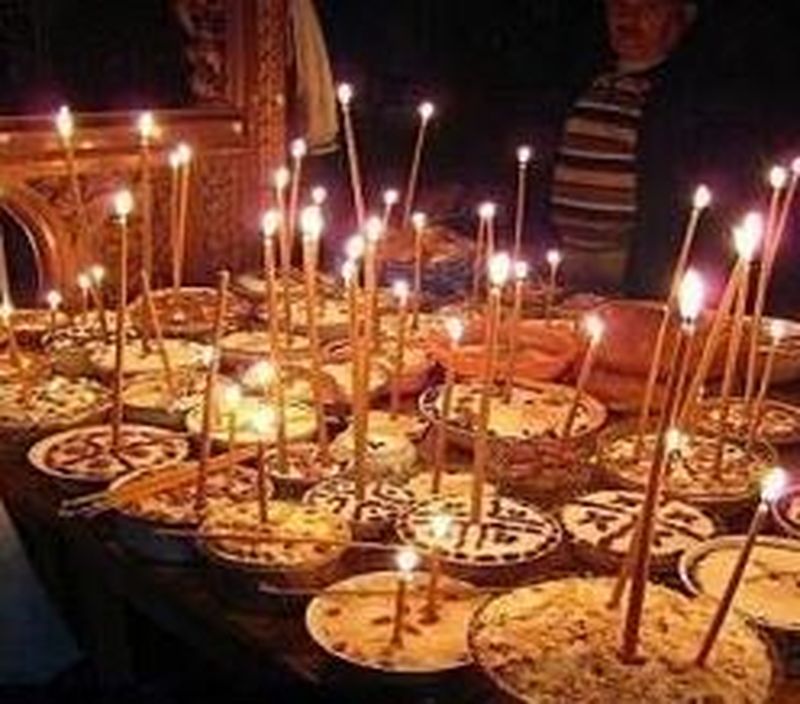 Sărbătoare mare pentru credincioși la început de noiembrie: „Moșii de toamnă". Vezi care este rugăciunea pe care trebuie să o spui pentru sufletele celor morți