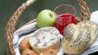 Sărbătoare mare pentru credincioși la &icirc;nceput de noiembrie: &bdquo;Moșii de toamnă". Vezi care este rugăciunea pe care trebuie să o spui pentru sufletele celor morți