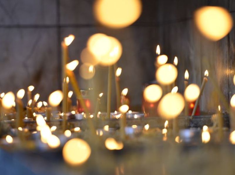 Sărbătoare mare pentru credincioși la început de noiembrie: „Moșii de toamnă". Vezi care este rugăciunea pe care trebuie să o spui pentru sufletele celor morți