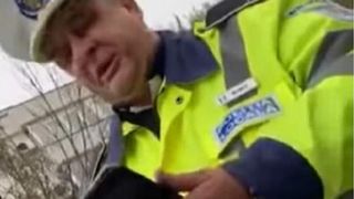 VIDEO | Poliţia Capitalei face verificări după apariţia unei înregistrări video în care un poliţist local refuză să se legitimeze în faţa unor poliţişti rutieri, spunând că îl va chema pe şeful său