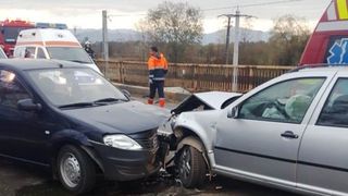 Şase persoane, rănite &icirc;ntr-un accident produs &icirc;n judeţul Maramureş, fiind implicate două autoturisme