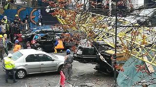 VIDEO | O macara s-a prăbuşit peste o maşină, &icirc;n Capitală! Patru răniţi, dintre care un bărbat &icirc;n stare gravă