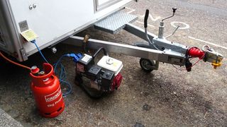 Timp de trei ani a sechestrat o t&acirc;nără &icirc;ntr-o remorcă, apoi a devenit proxenetul ei