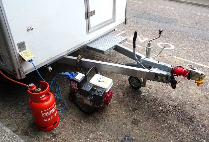 Timp de trei ani a sechestrat o tânără într-o remorcă, apoi a devenit proxenetul ei