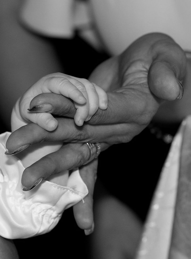 Cazul șocant al bebelușului mort în casă, lângă mama lui, de 15 ani