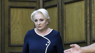 Viorica Dăncilă: Bine&icirc;nţeles că sunt şi trădători şi i-am văzut, dar cum vor merge la vot, a doua zi să meargă &icirc;n partidul-foarfecă şi să nu mai fie alături de PSD