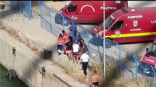 Un poliţist a salvat un t&acirc;năr care voia să se arunce de pe un pod 