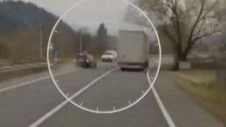 VIDEO | Scene halucinante, surprinse pe un drum din Suceava! Un șofer inconștient a fost la un pas să provoace un accident teribil