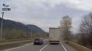 VIDEO | Scene halucinante, surprinse pe un drum din Suceava! Un șofer inconștient a fost la un pas să provoace un accident teribil