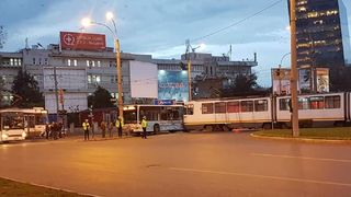 Un tramvai a intrat într-un autobuz, în Bucureşti, luni de dimineaţă
