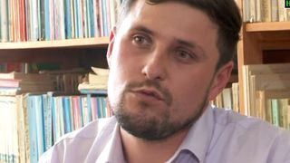 EXCLUSIV. Prima reacție a profesorului acuzat că își pupă elevii pe gură