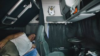 Scrisoarea emoționantă a unei femei, adresată soțului ei, șofer de camion: „Dar pentru tine cum o fi noaptea? In cabina mica si intunecata… singur…”