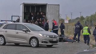 41 de migranţi, descoperiţi în viaţă într-un camion frigorific în nordul Greciei