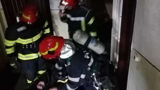 Un bărbat a fost intoxicat cu fum în urma unui incendiu izbucnit într-un apartament