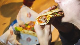 Bărbatul bătăuș s-a &icirc;ntors la soție pe motiv că &icirc;i este foame