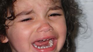 Copilă de 2 ani bătută, jignită și batjocorită într-o creșă din Piatra Neamț