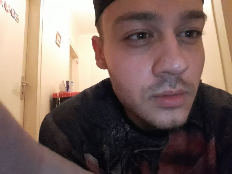 El este tânărul de 25 de ani care „I-a băut sângele şi i-a înfipt cioburi în palme” elevei din Giurgiu