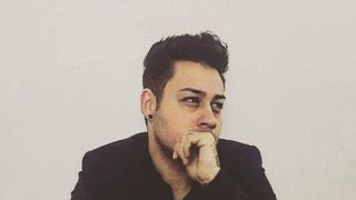 El este tânărul de 25 de ani care „I-a băut sângele şi i-a înfipt cioburi în palme” elevei din Giurgiu