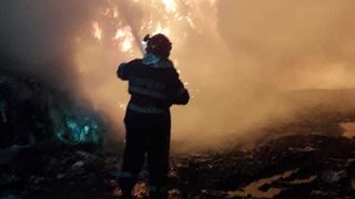 Incendiu la o staţie de sortare a deşeurilor din Râmnicu Vâlcea; ard gunoaie pe o înălţime de şase metri