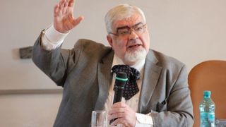 Prima apariţie publică a fiului lui Andrei Pleşu după ce a fost acuzat de trafic de droguri!  Mihai a participat la un concurs de tir cu arcul &icirc;n centrul Bucureştiului!