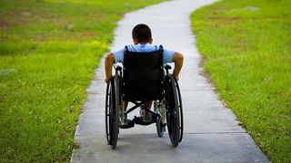 Un băiat &icirc;n v&acirc;rstă de 15 ani, cu dizabilități, părăsit fără haine &icirc;ntr-o pădure din Bacău! Motivul este uluitor