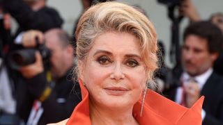 Artista Catherine Deneuve a fost internată de urgență la o clinică din Paris