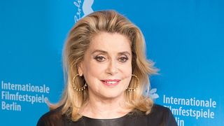 Artista Catherine Deneuve a fost internată de urgență la o clinică din Paris