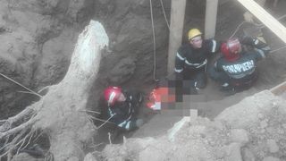 Muncitor prins sub un mal de păm&acirc;nt &icirc;n Teleorman; el a fost scos, fiind &icirc;n stop cardio-respirator şi se fac manevre de resuscitare