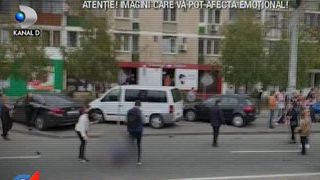 VIDEO  | Patru persoane au fost rănite, la Craiova, după ce o maşină a intrat pe scuarul unde oamenii aşteptau tramvaiul