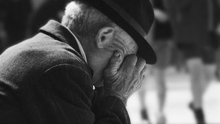 Bătr&acirc;n lovit și abandonat de o șoferiță