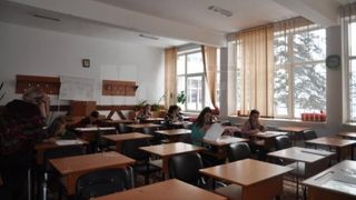 Alertă într-o școală din Brașov. Mai muți elevi au fost internați după ce au contactat un virus periculos