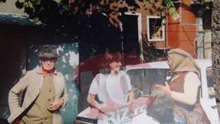 Carmen si tatal ei, in curtea casei parintesti