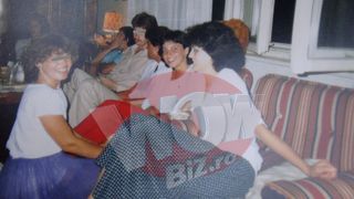 Carmen ii zambeste la o petrecere fotografului Klaus