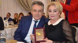 Distracție INCREDIBILĂ &icirc;n satul Vioricăi Dăncilă! Tinerii din Hoarca, acolo unde premierul și-a făcut nunta, și-au instalat piscină &icirc;ntr-o...furgonetă! VIDEO EXCLUSIV