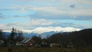 Din curtea casei lui Mircea Diaconu se vad muntii