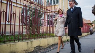 FOTO EXCLUSIV! Drama nestiuta a lui Carmen Iohannis! Tatal primei doamne a trait o viata fara un plaman, iar de soacra presedintelui tarii au grija astazi doua femei! Vezi fotografii fabuloase cu parintii lui Carmen la nunta!