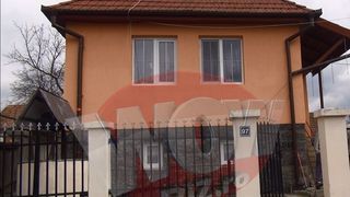 In casa din Santu a parintilor lui Carmen Iohannis locuiesc azi rudele