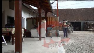 Familia care locuieste acum in casa a pastrat totul asa cum era pe vremea in care aceasta apartinea bunicilor lui Klaus Iohannis