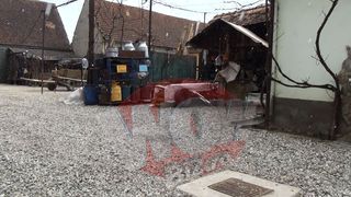 In curtea casei, langa depozitul de butelii, se afla si azi fantana care era sa-l omoare pe Klaus Iohannis