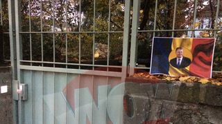 Pe gardul casei din Wurzburg, un simpatizant al lui Iohannis, cu siguranta roman, a lipit un mic steag al tarii noastre, cu chipul presedintelui ales pe post de stema