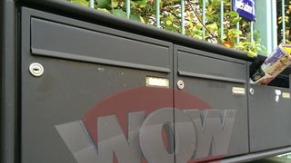 Pe cutia postala de pe casa parintilor este scris numele "Johannis"