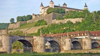 Fortareata Marienberg, cu vechiul pod principal in fata