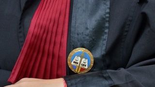 O judecătoare din Mureș a fost găsită cu gâtul tăiat lângă mașina sa