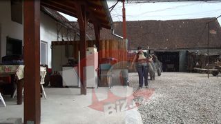 Familia care locuieste acum in casa a pastrat totul asa cum era pe vremea in care aceasta apartinea bunicilor lui Klaus Iohannis