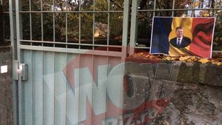 Pe gardul casei din Wurzburg, un simpatizant al lui Iohannis, cu siguranta roman, a lipit un mic steag al tarii noastre, cu chipul presedintelui ales pe post de stema