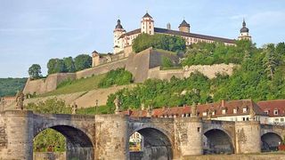 Fortareata Marienberg, cu vechiul pod principal in fata