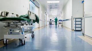 VIDEO | Mama unui bebeluş care a murit la o lună după naştere acuză medicii care i-au monitorizat naşterea de malpraxis